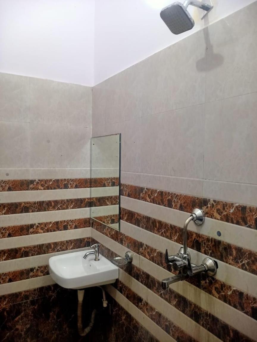 Hotel Rudra Residency Near Railway Station マトゥラー エクステリア 写真
